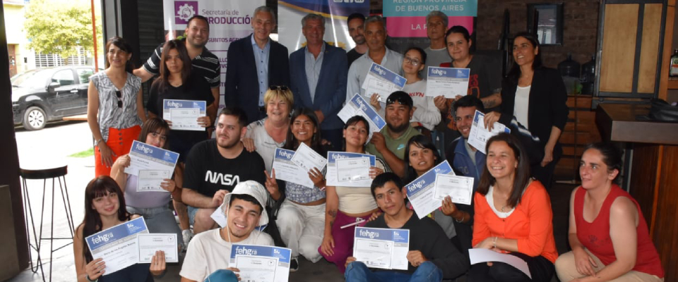 Cagliardi participó de la entrega de certificados de la Capacitación de bartenders